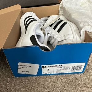 New with Tags Adidas Womens Size 7 sneakers White and Black